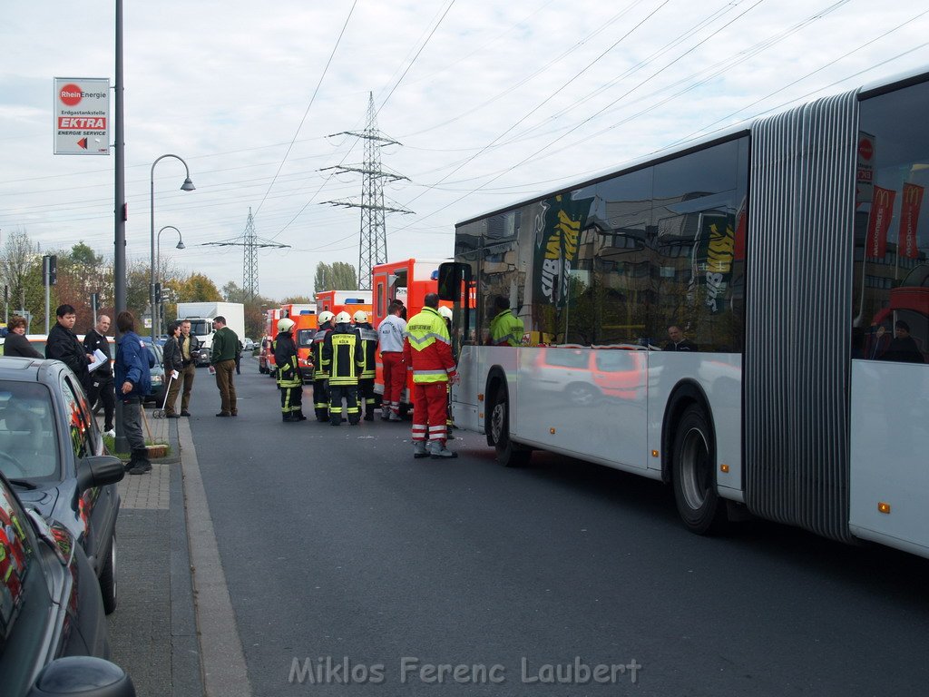 VU KVB Bus Pkw Koeln Porz Gremberghoven August Horchstr  P26.JPG